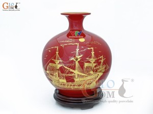 Bình hút lộc men màu, nền đỏ, vẽ vàng kim Thuận buồm Xuôi gió in logo VTV, cao 30cm (Mẫu 2) Bình hút lộc men màu, nền đỏ, vẽ vàng kim Thuận buồm Xuôi gió in logo VTV, cao 30cm (Mẫu 2)