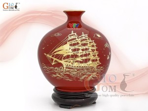 Bình hút lộc men màu, nền đỏ, vẽ vàng kim Thuận buồm Xuôi gió in logo VTV, cao 30cm Bình hút lộc men màu, nền đỏ, vẽ vàng kim Thuận buồm Xuôi gió in logo VTV, cao 30cm
