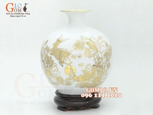 Bình hút lộc men màu, nền trắng, vẽ vàng kim Cá chép Liên hoa, cao 30cm
