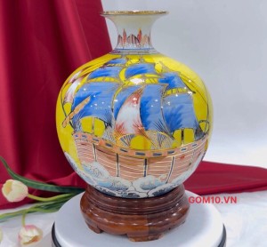 Bình hút lộc men màu nền vàng, cảnh Thuận Buồm Xuôi Gió vẽ vàng 24k, cao 25cm