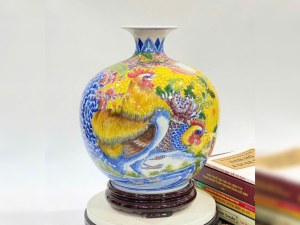 Bình hút lộc men màu nền vàng vẽ Kim Kê Đại Cát, cao 30cm