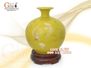 Bình hút lộc men màu, nền vàng, vẽ vàng kim Cá chép Liên hoa, cao 27cm