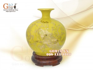 Bình hút lộc men màu, nền vàng, vẽ vàng kim họa tiết Công đào, cao 35cm