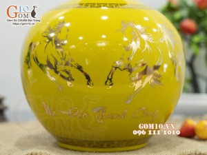 Bình hút lộc men màu, nền vàng, vẽ vàng kim Mã Đáo Thành Công, cao 30cm