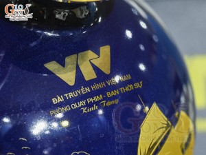 Bình hút lộc men màu nền xanh coban in logo VTV quà tặng, cao 26cm