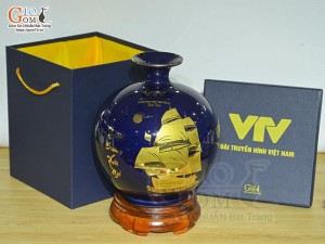 Bình hút lộc men màu nền xanh coban in logo VTV quà tặng, cao 26cm