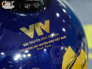 Bình hút lộc men màu nền xanh coban in logo VTV quà tặng, cao 26cm