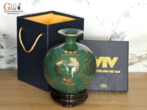Bình hút lộc men màu, nền xanh lục, vẽ vàng kim Cá chép Liên hoa in logo VTV, cao 22cm