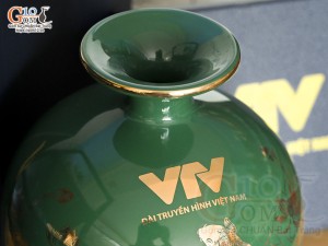 Bình hút lộc men màu, nền xanh lục, vẽ vàng kim Cá chép Liên hoa in logo VTV, cao 22cm