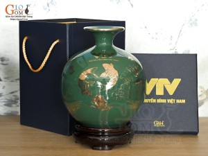 Bình hút lộc men màu, nền xanh lục, vẽ vàng kim Cá chép Liên hoa in logo VTV, cao 18cm