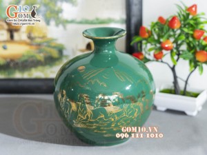 Bình hút lộc men màu, nền xanh lục, họa tiết Mã đáo Thành công vàng kim, cao 22cm