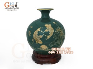 Bình hút lộc men màu, nền xanh lục, vẽ vàng kim Cá chép Liên hoa, cao 22cm