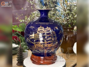 Bình hút lộc men màu, nền xanh, vẽ vàng kim Thuận buồm Xuôi gió in logo, cao 35cm Bình hút lộc men màu, nền xanh, vẽ vàng kim Thuận buồm Xuôi gió in logo, cao 35cm