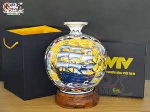 Bình hút lộc Nhị cảnh Công Đào và Thuận Buồm Xuôi Gió vẽ vàng 24k in logo VTV nền vàng, cao 25cm
