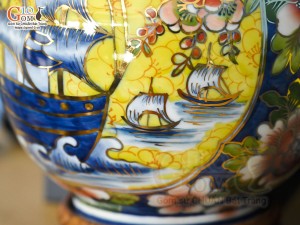 Bình hút lộc Nhị cảnh Công Đào và Thuận Buồm Xuôi Gió vẽ vàng 24k in logo VTV nền vàng, cao 25cm