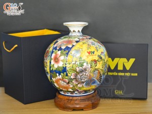 Bình hút lộc Nhị cảnh Công Đào và Thuận Buồm Xuôi Gió vẽ vàng 24k in logo VTV nền vàng, cao 25cm