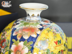 Bình hút lộc Nhị cảnh Công Đào và Thuận Buồm Xuôi Gió vẽ vàng 24k in logo VTV nền vàng, cao 25cm