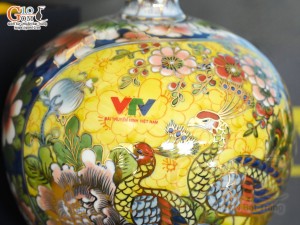 Bình hút lộc Nhị cảnh Công Đào và Thuận Buồm Xuôi Gió vẽ vàng 24k in logo VTV nền vàng, cao 25cm
