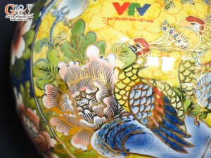 Bình hút lộc Nhị cảnh Công Đào và Thuận Buồm Xuôi Gió vẽ vàng 24k in logo VTV nền vàng, cao 25cm