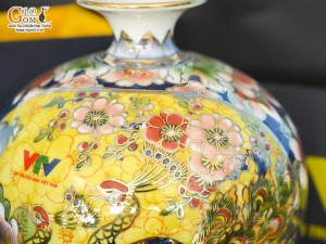 Bình hút lộc Nhị cảnh Công Đào và Thuận Buồm Xuôi Gió vẽ vàng 24k in logo VTV nền vàng, cao 25cm