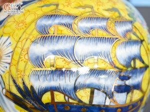 Bình hút lộc Nhị cảnh Công Đào và Thuận Buồm Xuôi Gió vẽ vàng 24k in logo VTV nền vàng, cao 25cm