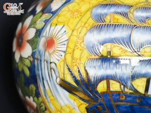 Bình hút lộc Nhị cảnh Công Đào và Thuận Buồm Xuôi Gió vẽ vàng 24k in logo VTV nền vàng, cao 25cm