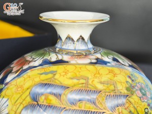 Bình hút lộc Nhị cảnh Công Đào và Thuận Buồm Xuôi Gió vẽ vàng 24k in logo VTV nền vàng, cao 25cm