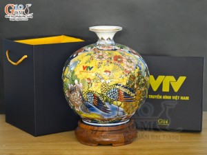 Bình hút lộc Nhị cảnh Công Đào và Thuận Buồm Xuôi Gió vẽ vàng 24k in logo VTV nền vàng, cao 25cm