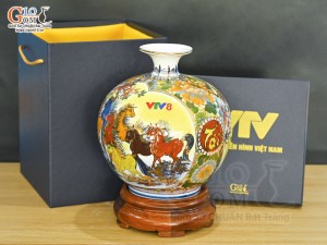 Bình hút lộc men màu Nhị cảnh Tài Lộc nền vàng vẽ vàng 24k in logo VTV8, cao 23cm