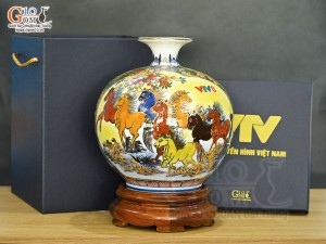 Bình hút lộc men màu Nhị cảnh Tài Lộc nền vàng vẽ vàng 24k in logo VTV8, cao 23cm