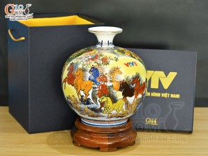 Bình hút lộc men màu Nhị cảnh Tài Lộc nền vàng vẽ vàng 24k in logo VTV8, cao 23cm