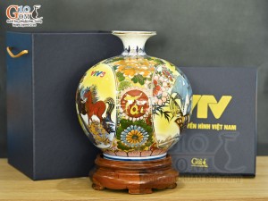 Bình hút lộc men màu Nhị cảnh Tài Lộc nền vàng vẽ vàng 24k in logo VTV8, cao 23cm