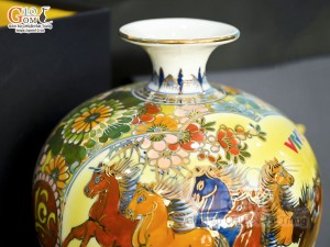 Bình hút lộc men màu Nhị cảnh Tài Lộc nền vàng vẽ vàng 24k in logo VTV8, cao 23cm