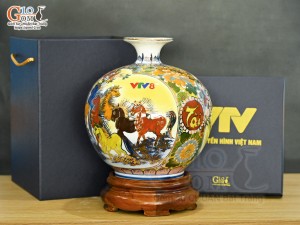 Bình hút lộc men màu Nhị cảnh Tài Lộc nền vàng vẽ vàng 24k in logo VTV8, cao 23cm
