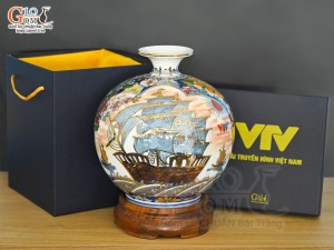 Bình hút lộc Nhị cảnh Thuận Buồm Xuôi Gió và Công Đào vẽ vàng 24k in logo VTV nền cam, cao 25cm