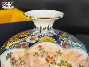 Bình hút lộc Nhị cảnh Thuận Buồm Xuôi Gió và Công Đào vẽ vàng 24k in logo VTV nền cam, cao 25cm