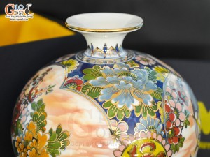 Bình hút lộc Nhị cảnh Thuận Buồm Xuôi Gió và Công Đào vẽ vàng 24k in logo VTV nền cam, cao 25cm