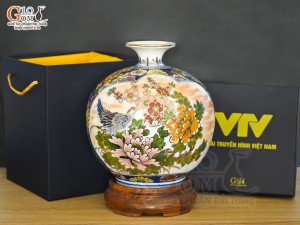 Bình hút lộc Nhị cảnh Thuận Buồm Xuôi Gió và Công Đào vẽ vàng 24k in logo VTV nền cam, cao 25cm