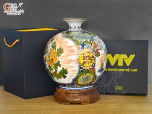 Bình hút lộc Nhị cảnh Thuận Buồm Xuôi Gió và Công Đào vẽ vàng 24k in logo VTV nền cam, cao 25cm