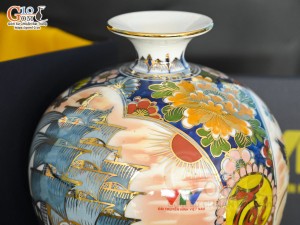 Bình hút lộc Nhị cảnh Thuận Buồm Xuôi Gió và Công Đào vẽ vàng 24k in logo VTV nền cam, cao 25cm