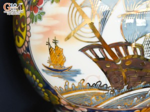 Bình hút lộc Nhị cảnh Thuận Buồm Xuôi Gió và Công Đào vẽ vàng 24k in logo VTV nền cam, cao 25cm