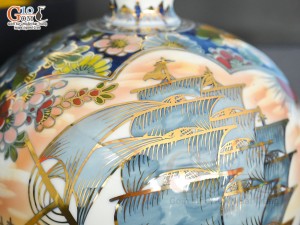 Bình hút lộc Nhị cảnh Thuận Buồm Xuôi Gió và Công Đào vẽ vàng 24k in logo VTV nền cam, cao 25cm