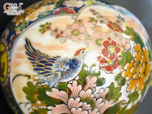 Bình hút lộc Nhị cảnh Thuận Buồm Xuôi Gió và Công Đào vẽ vàng 24k in logo VTV nền cam, cao 25cm