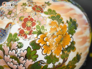 Bình hút lộc Nhị cảnh Thuận Buồm Xuôi Gió và Công Đào vẽ vàng 24k in logo VTV nền cam, cao 25cm