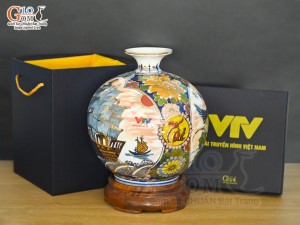 Bình hút lộc Nhị cảnh Thuận Buồm Xuôi Gió và Công Đào vẽ vàng 24k in logo VTV nền cam, cao 25cm