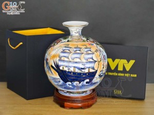 Bình hút lộc men màu Nhị cảnh Thuận Buồm Xuôi Gió và Công Đào Phú Quý vẽ vàng 24k in logo VTV, cao 35cm