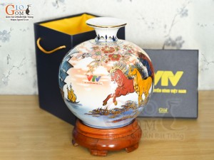Bình hút lộc Nhị cảnh Thuận Buồm Xuôi Gió và Mã Đáo Thành Công vẽ vàng 24k in logo VTV nền cam, cao 23cm