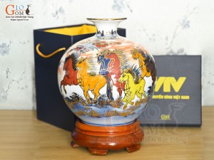 Bình hút lộc Nhị cảnh Thuận Buồm Xuôi Gió và Mã Đáo Thành Công vẽ vàng 24k in logo VTV nền cam, cao 23cm