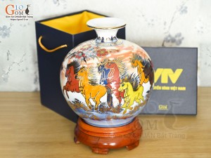 Bình hút lộc Nhị cảnh Thuận Buồm Xuôi Gió và Mã Đáo Thành Công vẽ vàng 24k in logo VTV nền cam, cao 23cm