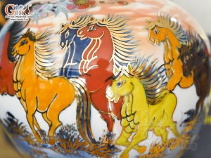 Bình hút lộc Nhị cảnh Thuận Buồm Xuôi Gió và Mã Đáo Thành Công vẽ vàng 24k in logo VTV nền cam, cao 23cm